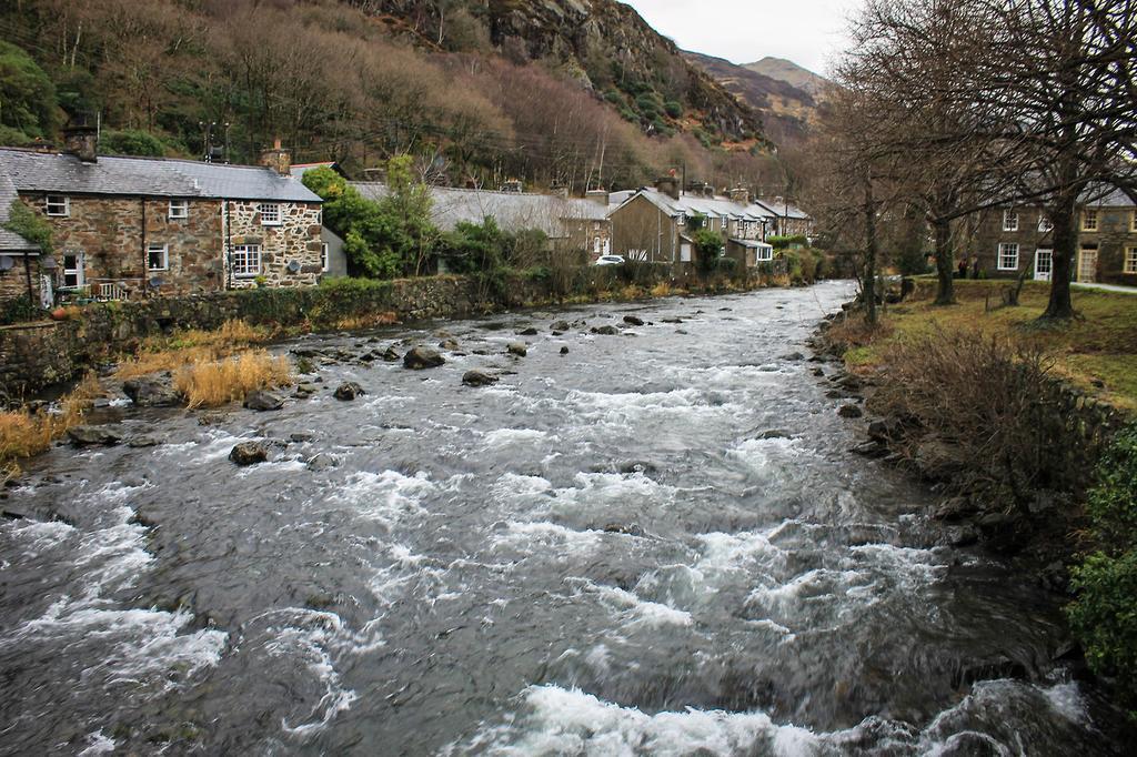 Bryn Dinas Pods At The Foot Of Mt Snowdon Beddgelert
